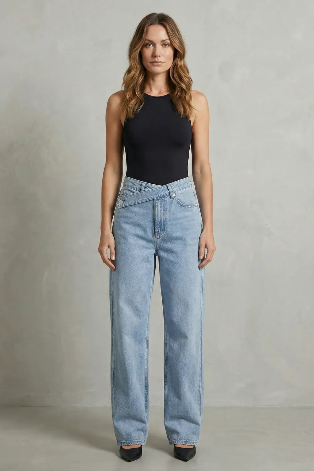 Asymmetrical closure – Straight-leg jeans