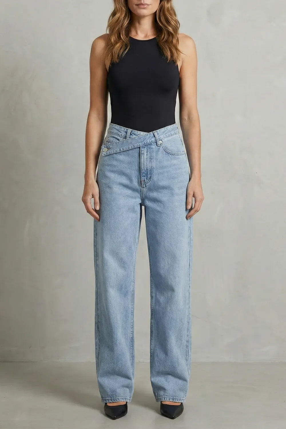 Asymmetrical closure – Straight-leg jeans