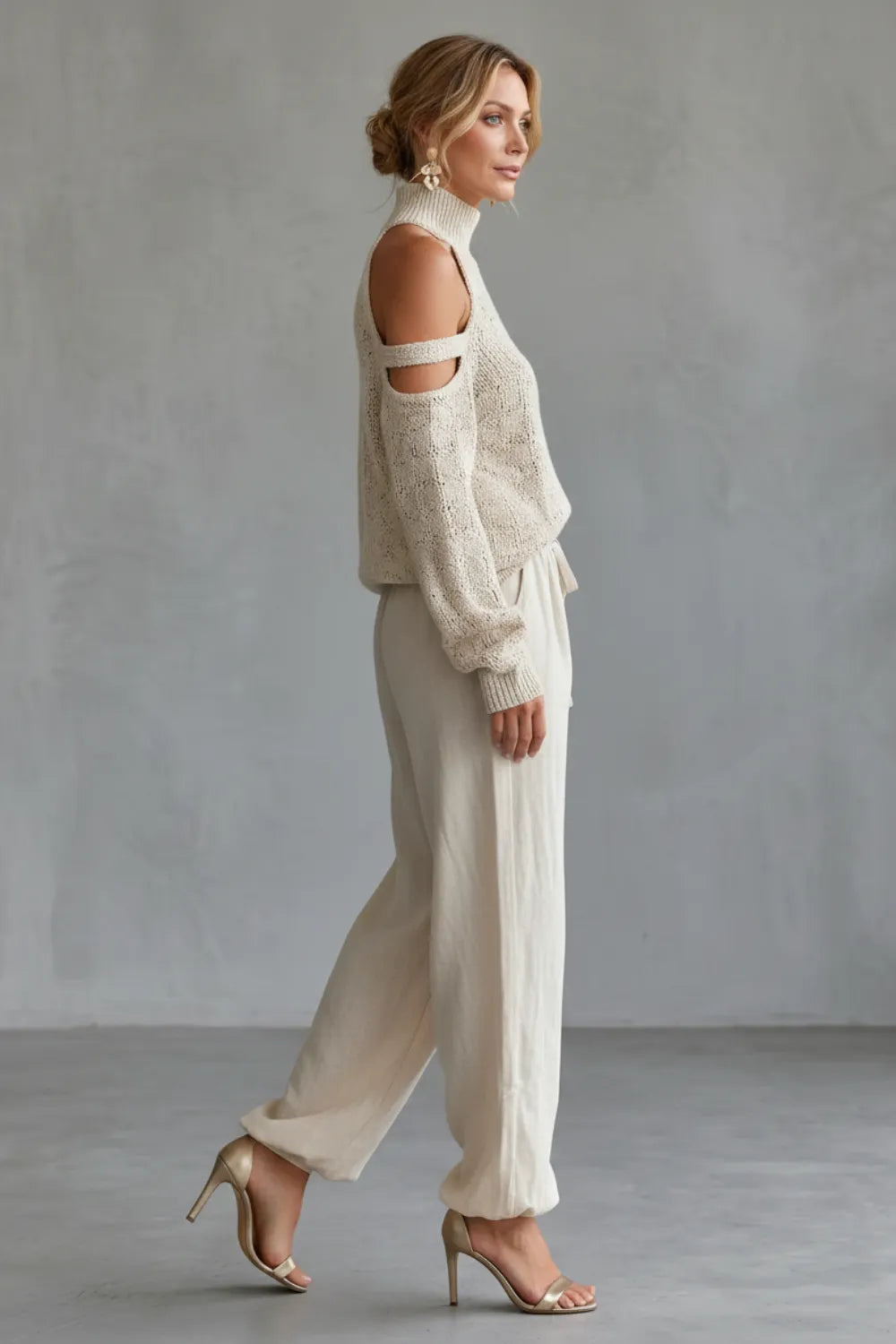 Cozy open-shoulder design – Knit trouser set