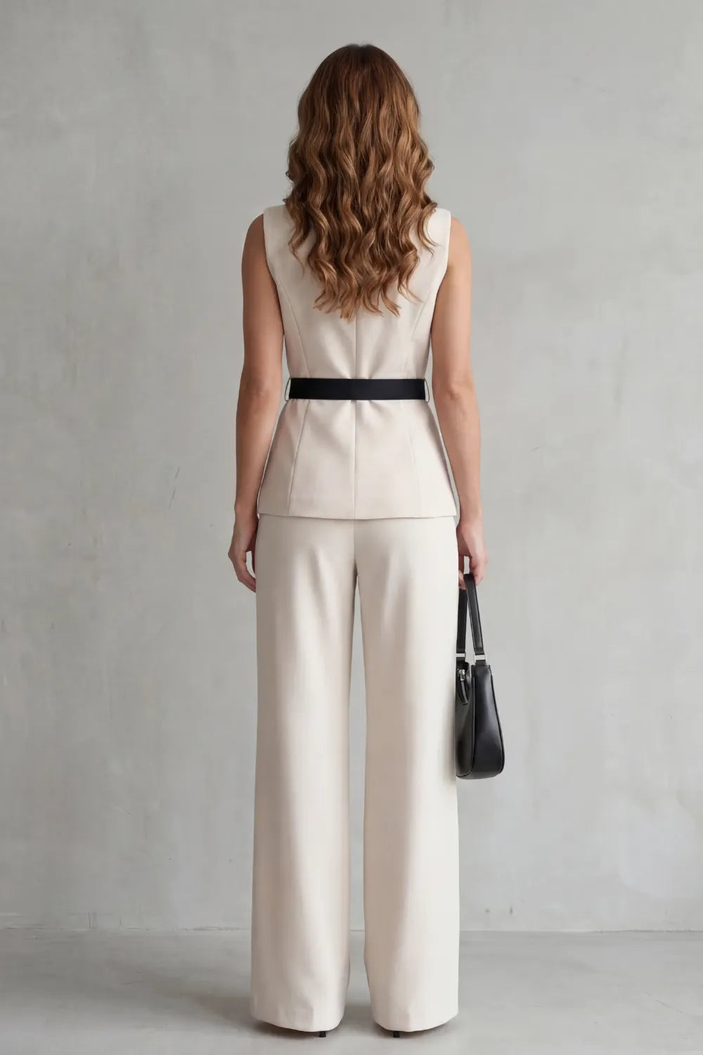 Two-tone lapel – Sleeveless trouser suit